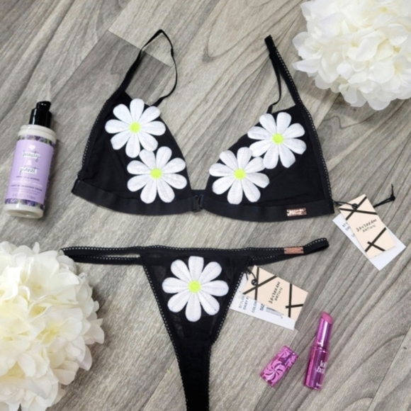 Daydream Nation Other - NWT Daydream Nation Black & White Floral Daisy Bra & Thong Matching Set- Size XS